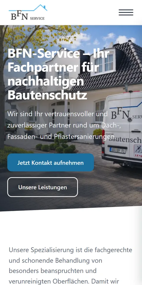 Dieselbe Startseite auf dem Handy: gestapelte Buttons, aufklappbares Menü, lesbare Schriftgrößen